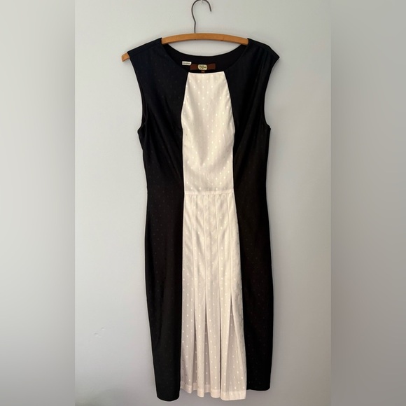 Eva Franco Black/White Shift Dress, Size 6, pleated front Inset - Picture 1 of 3